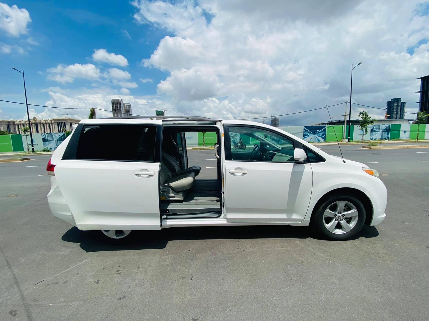 Toyota Sienna LE - CamCarCity