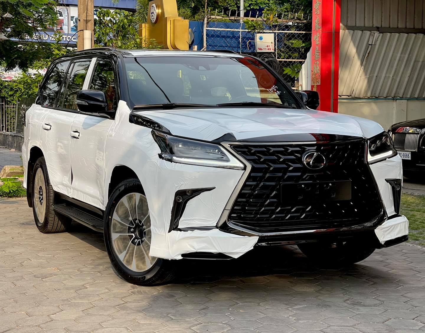 Lexus LX570s Black Edition KURO - CamCarCity